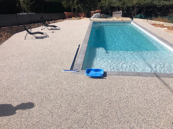 Piscine moquette de marbre Bollène
